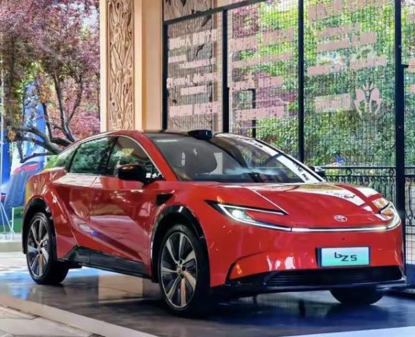 全国股票配资 三亚温泉泡得爽，bz5开上路，泳装秀却抢了风头