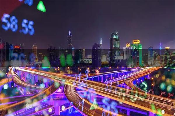 配资第一门户 读书的尽头是读经典。 我朋友老徐，是个爱读书的人。 他家里有一整面墙